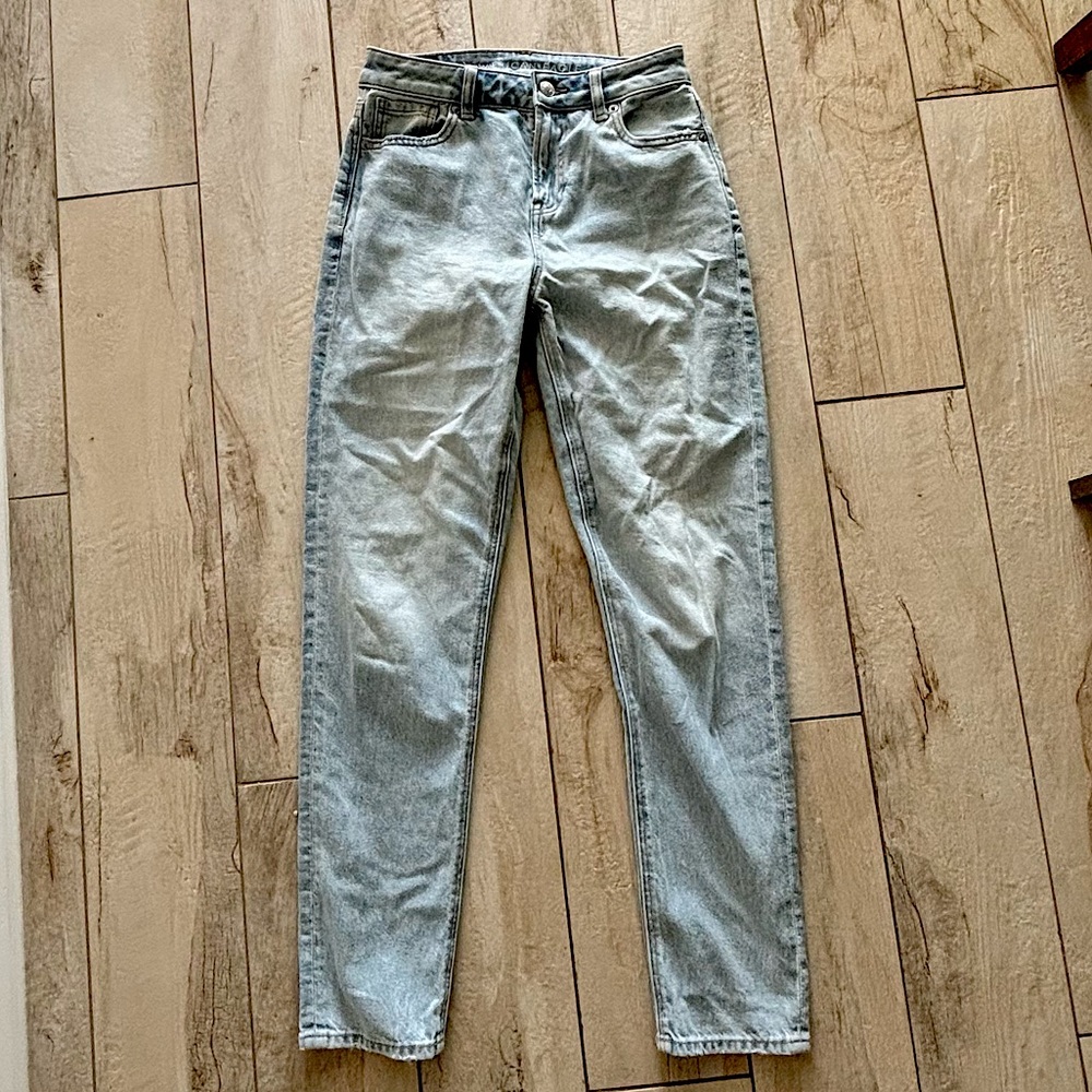 Light wash mom jeans